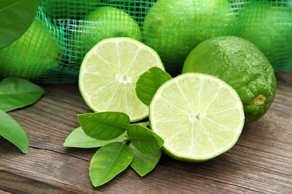 Conheça os benefícios da água de limão contra gordura! 