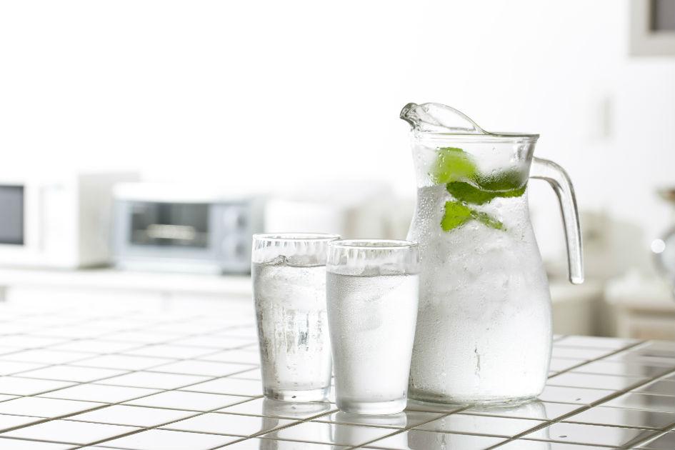 Você sabia que a água gelada auxilia na perda de peso? Combinada com uma alimentação rica em fibras, ela melhora o funcionamento do intestino