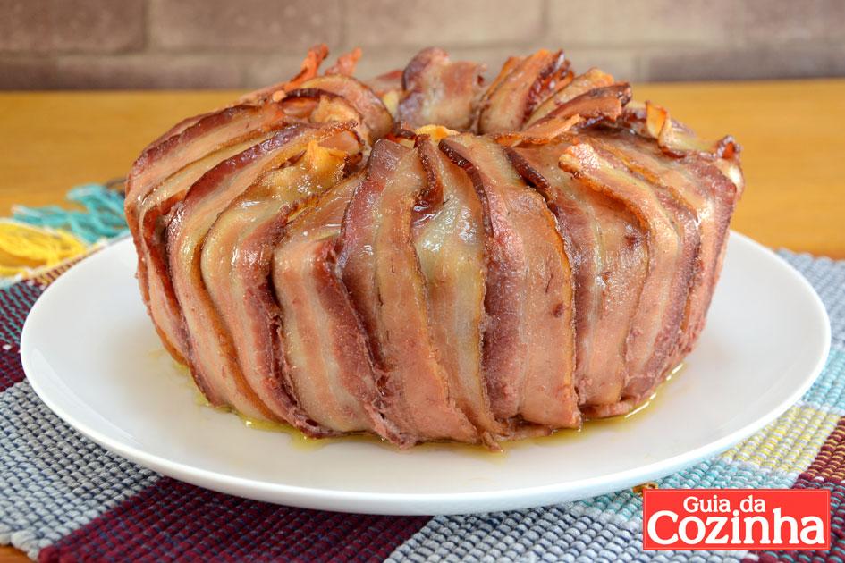 Veja o vídeo com o passo a passo da receita do bolo de carne com bacon e comemore o dia do bacon com sua família provando uma delícia fácil de fazer!
