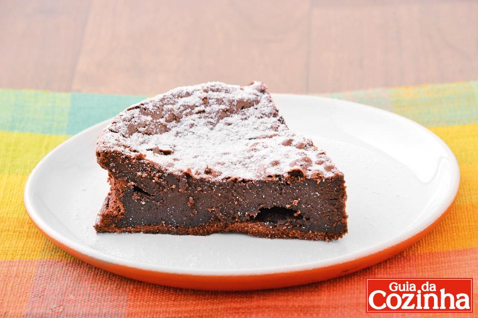 Aprenda agora mesmo esta receita de Bolo cremoso de chocolate, que além de ficar uma delícia, é muito fácil de fazer e vai surpreender a todos em sua casa!