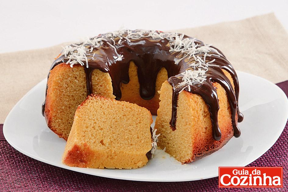 O bolo de fubá, tradição dos cafés da tarde, pode ganhar mais sabor com uma cobertura. Veja a receita do delicioso bolo de fubá com chocolate e coco!