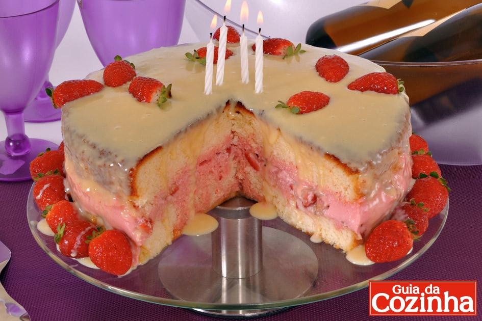 Confira essa receita incrível de bolo-mousse de morango, que além de ficar uma delícia, é uma opção que vai surpreender a todos em sua casa!