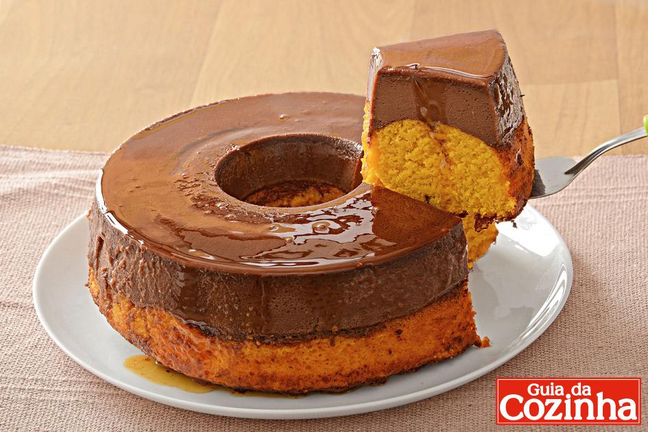 Aprenda agora mesmo esta receita de bolo-pudim de cenoura com chocolate, que além de deliciosa, é uma opção diferente de sobremesa que vai agradar a todos!
