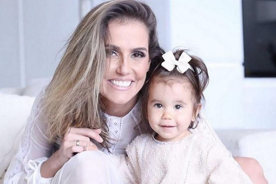 A pequena Maria Flor tem apenas um ano, mas já faz o maior sucesso nas redes sociais. Filha de Deborah Secco e Hugo Moura, veja as roupinhas da pequena!