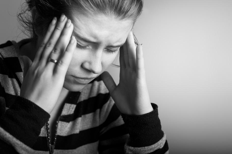 É comum encontrar pessoas que sofram com a dor de cabeça frequentemente. Mas quais as suas causas? Qualquer pessoa pode ter? Saiba isso e muito mais!
