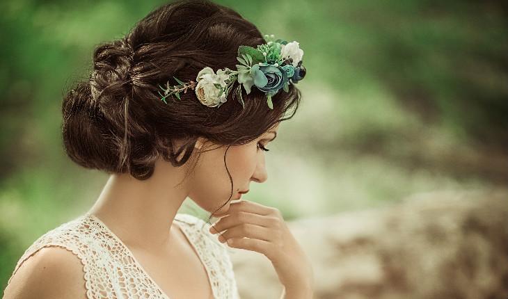 Saiba mais sobre os principais tipos de acessórios de cabelo para noivas 