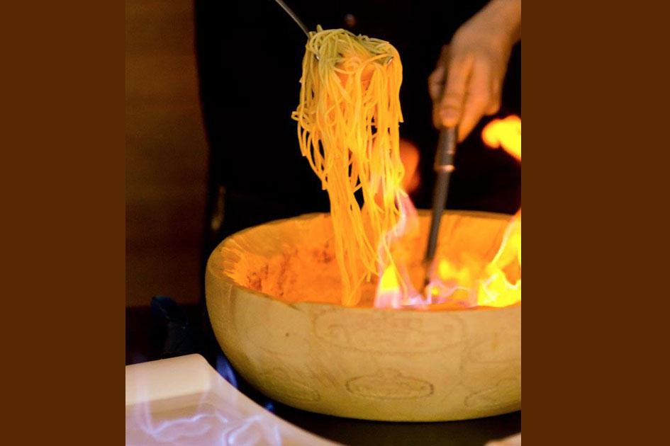 A receita de macarrão no queijo está fazendo sucesso nos restaurantes e na internet. Veja os segredos desse delícia e faça em casa você também!