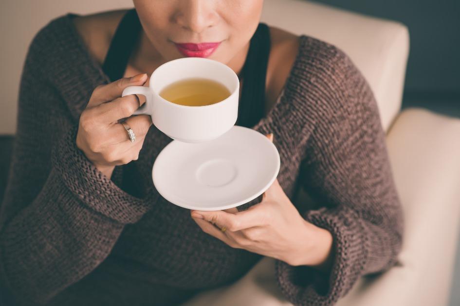Consumir chá entre as refeições pode te ajudar a conquistar mais saúde e o corpo ideal para você, já que ajuda a secar os quilos extras!