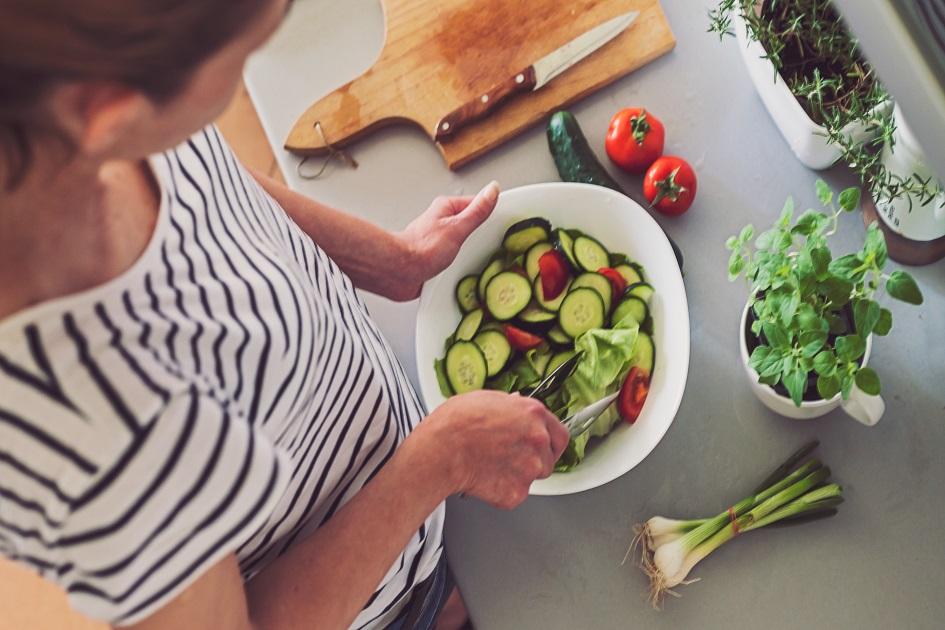 É possível preparar deliciosas receitas de saladas cremosas sem deixar a saúde de lado. Confira cinco opções e turbine seu dia a dia!