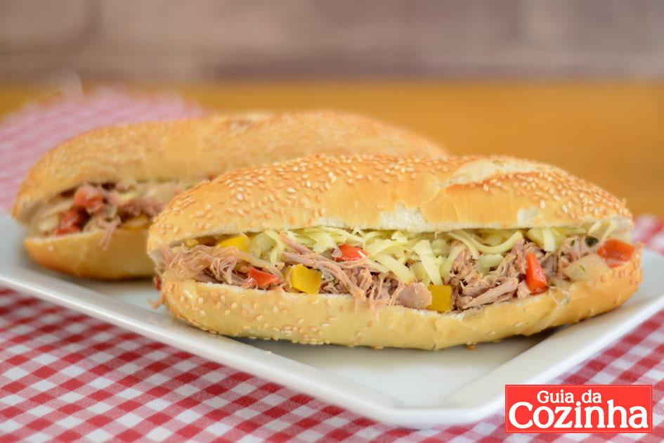 Veja um vídeo com o passo a passo da receita de sanduíche de pernil, que fica delicioso e é muito fácil de fazer! Toda sua família vai adorar, experimente!