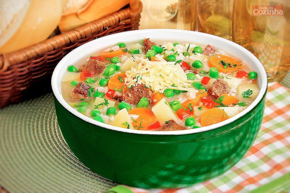 Aprenda como preparar esta Sopa cremosa da vovó com carne e legumes! É uma opção incrível para a janta! Faça hoje mesmo na sua casa!