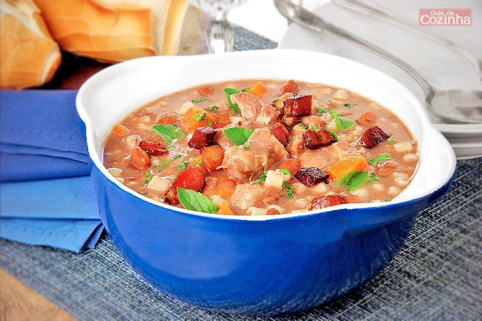 Confira esta Sopa de pernil com feijão-carioca e macarrão! Rende 6 porções, é uma excelente pedida para um jantar em família!