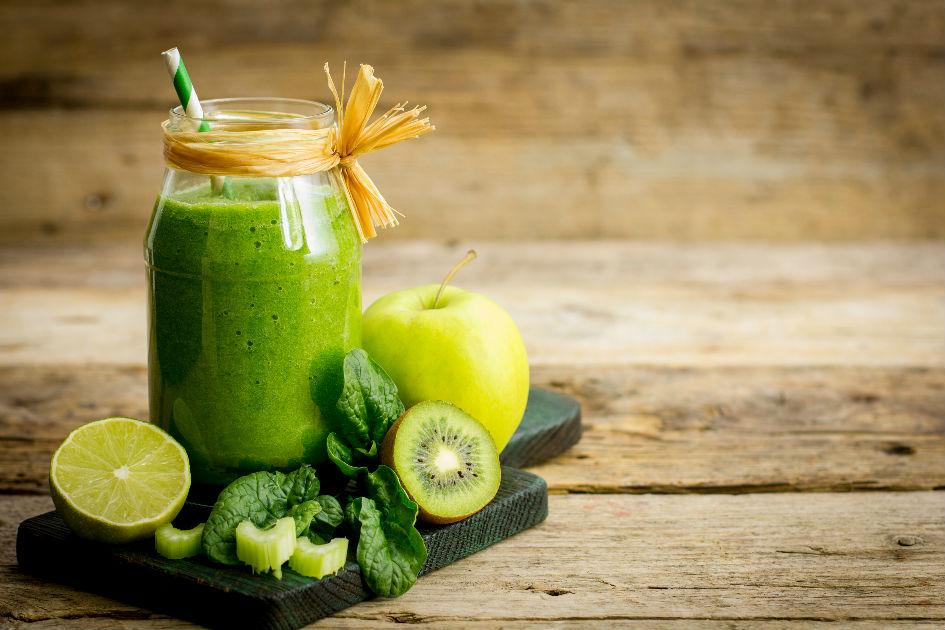 Ideal para a hora do lanche, o suco verde pode ser consumido uma vez por dia, no café da manhã ou na ceia, e ajuda no emagrecimento e no combate ao inchaço