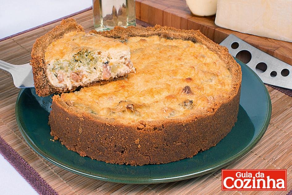 Confira esta Torta cremosa de queijos e bacon! É feita com Catupiry®, provolone e mussarela! o resultado é uma torta cremosa e deliciosa!