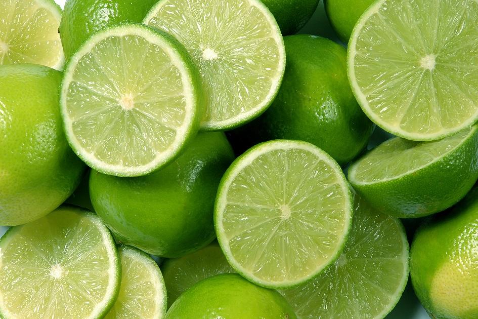Entre os benefícios do limão estão a proteção contra resfriados e o auxílio na digestão. Além disso, a fruta pode ser consumida inteira, até com a casca!