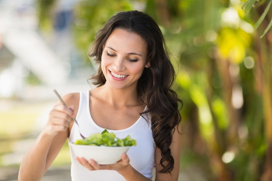 As saladas com frutos do mar são ricos em ômega-3, proteína capaz de cuidar da saúde do cérebro e de também combater o envelhecimento precoce