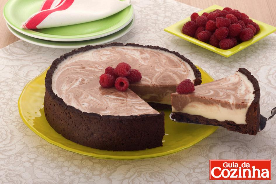 Que tal fazer um delicioso cheesecake mesclado hoje mesmo e ainda surpreender sua família com essa sobremesa? É muito simples, veja a receita!