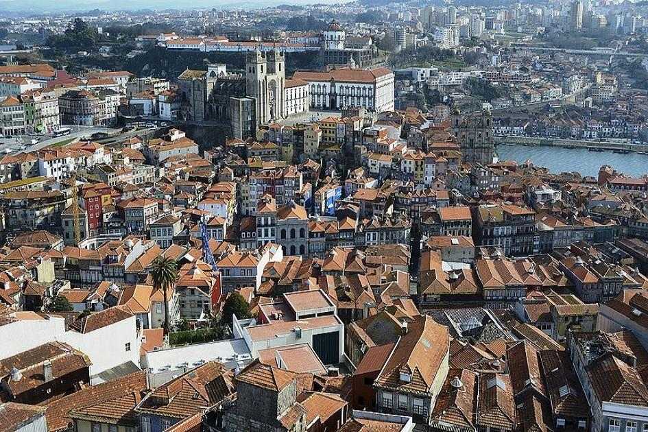Esculpido pelas margens rio Douro, a cidade do Porto possui os melhores e mais tradicionais vinhos, além da maior hospitalidade de Portugal.