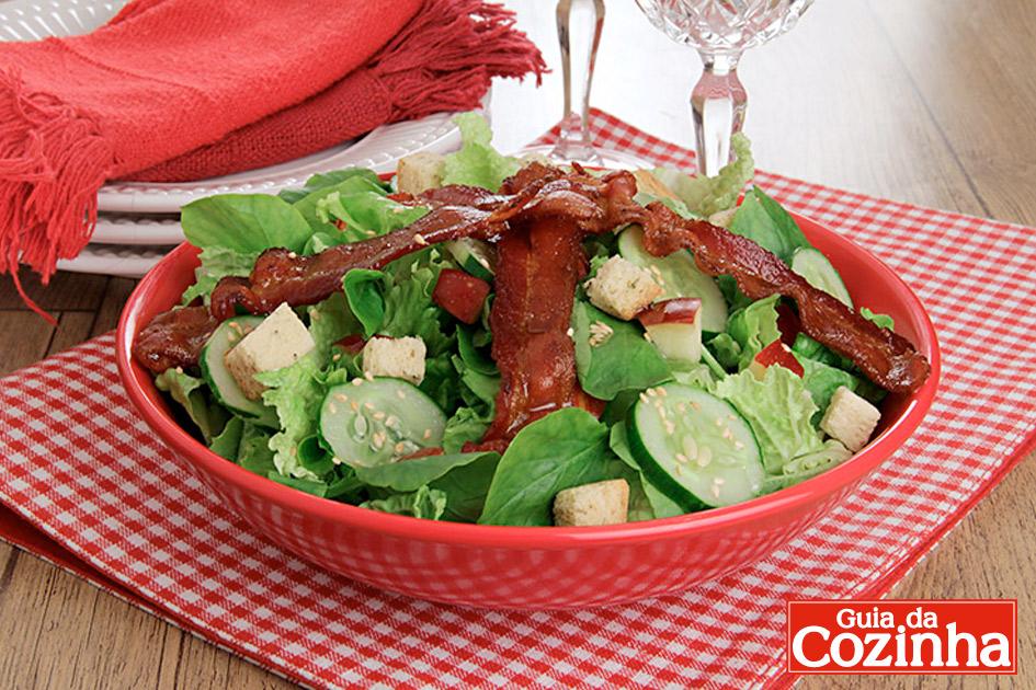 Aprenda a fazer a Salada com bacon, uma receita nutritiva e saborosa, faça hoje mesmo, o tempo de preparo é de apenas 20 minutinhos!