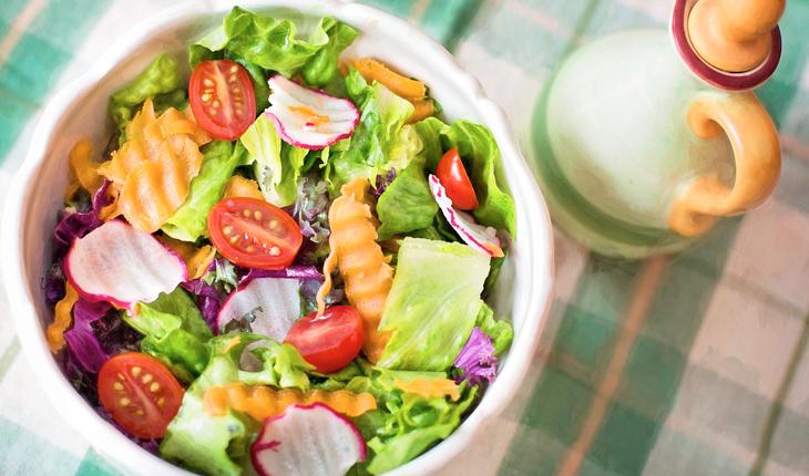 Complementar a alimentação com uma salada fresca e variada pode fazer toda a diferença na hora de conferir os quilos na balança