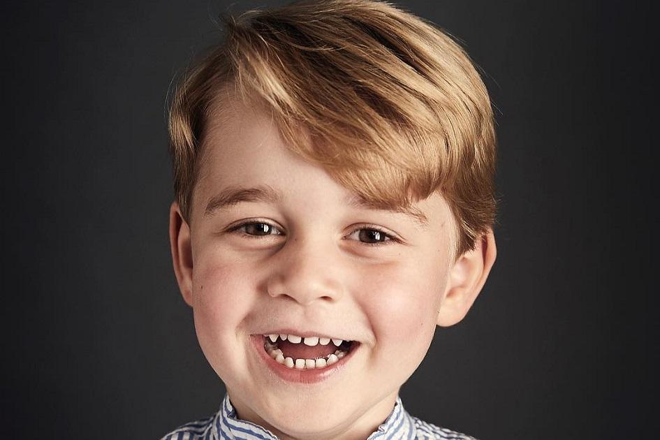 Príncipe George completa 4 aninhos neste sábado e aparece elegante e com um lindo sorrisão no retrato oficial, divulgado na sexta-feira (21)