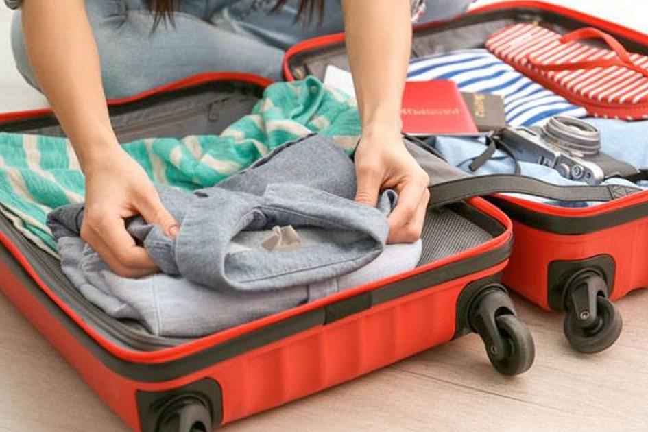 Personal stylist conta o passo a passo para escolher apenas o essencial na hora de arrumar a mala e dá dicas para você não carregar excessos para as férias!