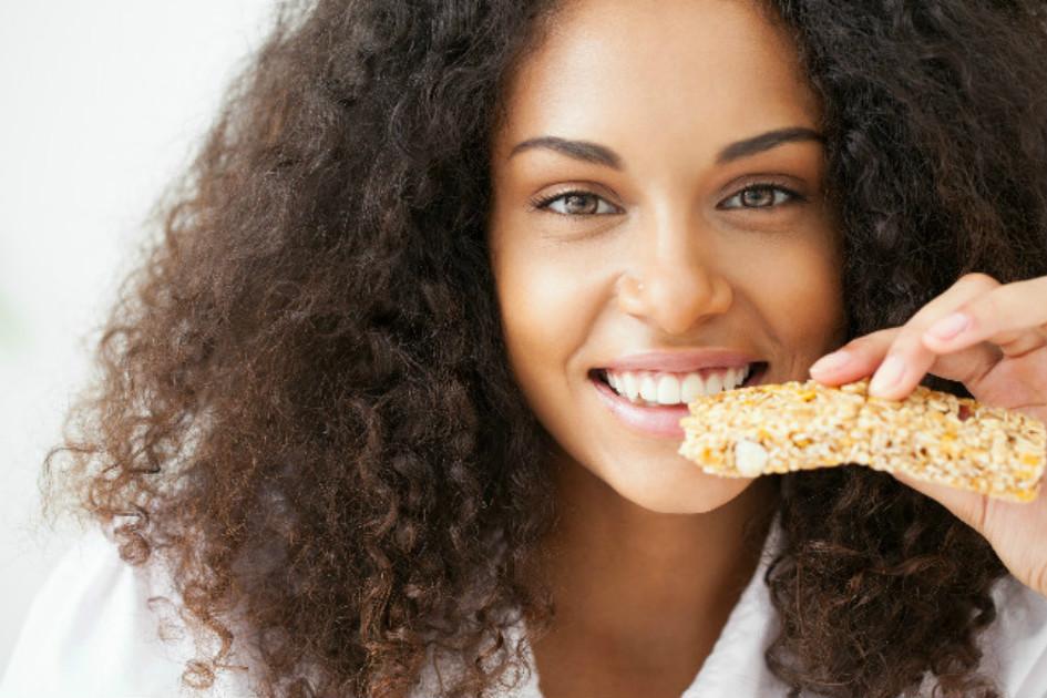 A barrinha de cereal não precisa ser uma vilã da dieta! Confira 4 receitas saudáveis do alimento, uma excelente opção para você consumir como lanche