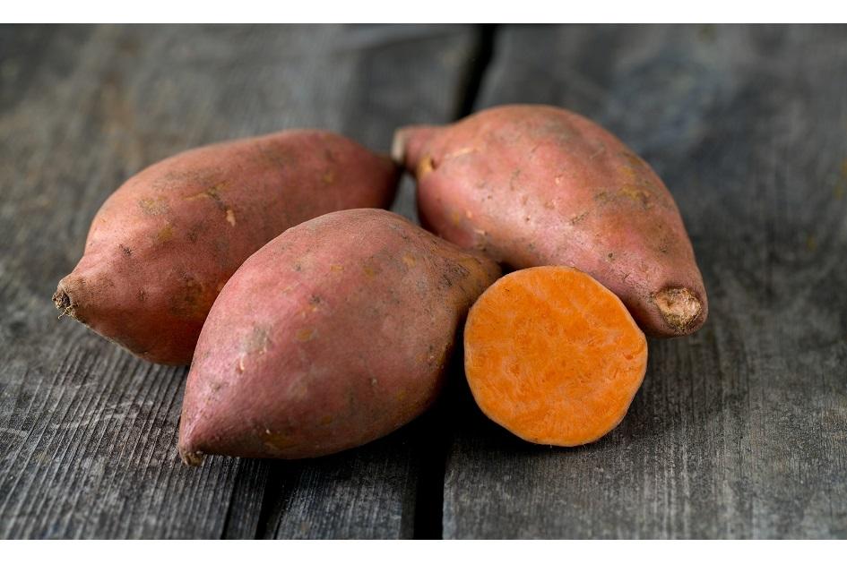 Um dos nutrientes presentes na batata-doce é a vitamina C. Ela é responsável por estimular a produção de colágeno, que garante a sustentação da pele