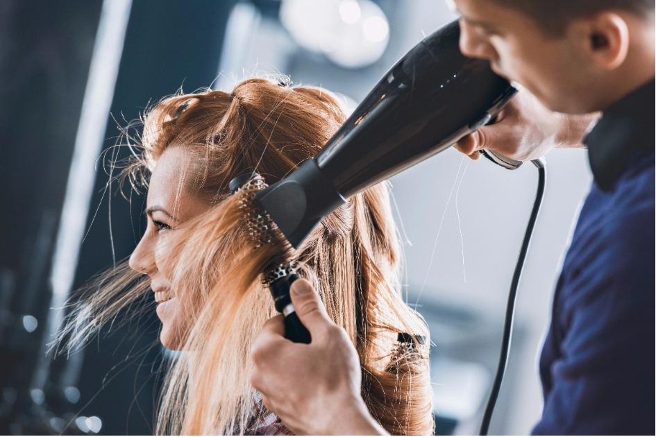 Na hora de dar um up na cabeleira com secador e chapinha, é preciso tomar alguns cuidados. Confira as dicas da especialista para não danificar as madeixas
