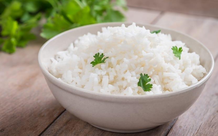 Truques para fazer arroz branco soltinho e mais saboroso 