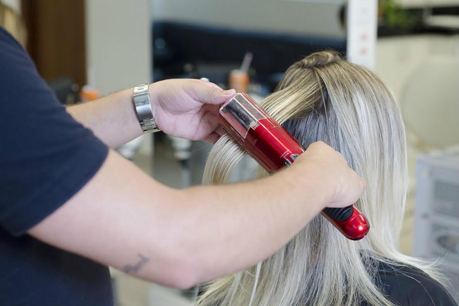 Com a ajuda do aparelho Split Ender Pro, o hairstylist Rondy Gonçalves o realiza famoso corte de cabelo bordado de forma prática e rápida