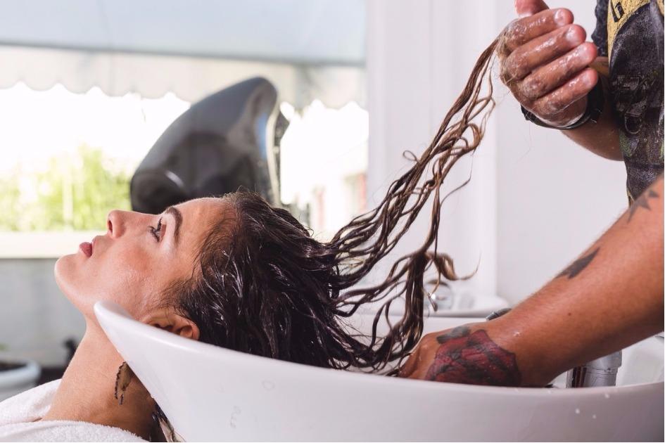 O hairstylist Bruno Dantte, especialista em cabelos naturais, tira todas as suas dúvidas sobre os fios ondulados e crespos