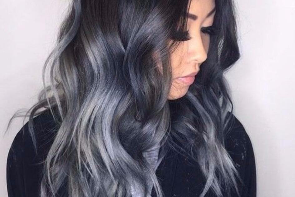 A técnica Charcoal Hair, ou cabelo carvão, é perfeita para as morenas que querem iluminar as madeixas sem precisarem adotar o loiro
