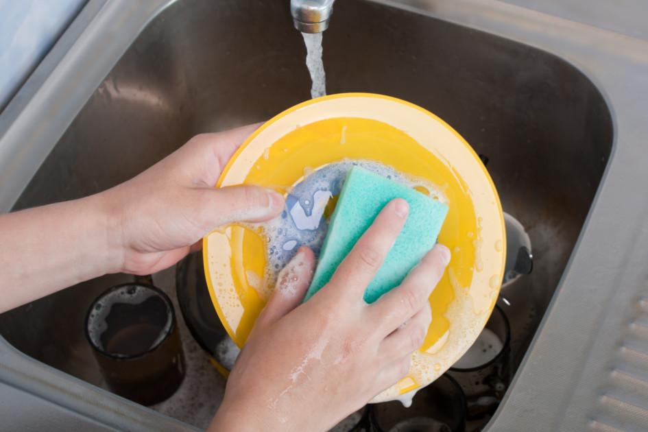 Xô, bactérias! Dicas para higienizar corretamente a esponja de lavar louça 