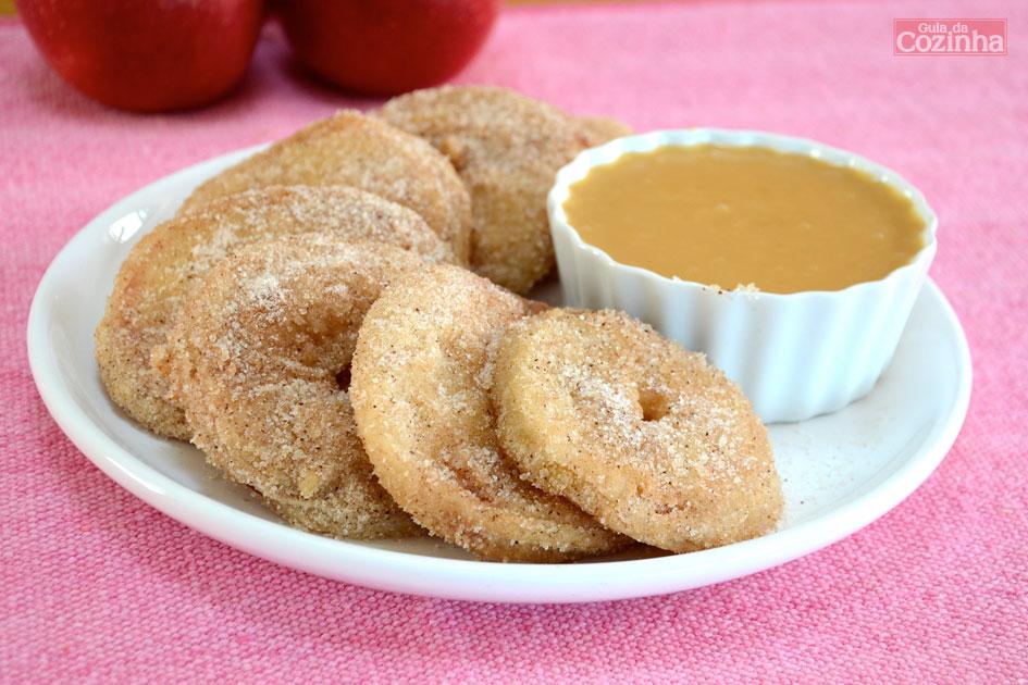 Confira o vídeo com o passo a passo da receita de donuts de maçã, que além de ser fácil de fazer, é uma ótima opção de lanche para as férias das crianças!