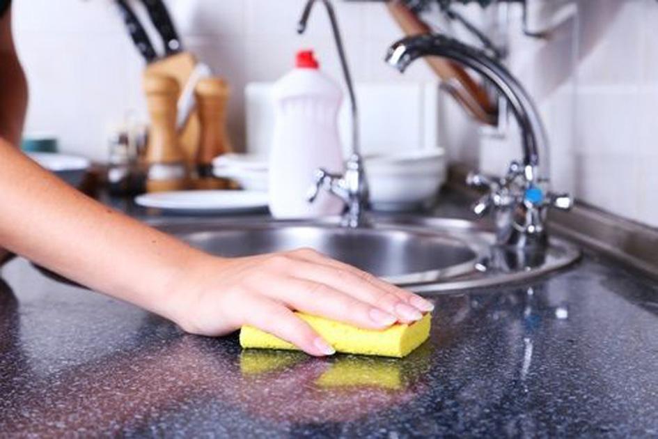 Pesquisa indica que esponja de lavar louça pode acumular 680 milhões de fungos e bactérias 