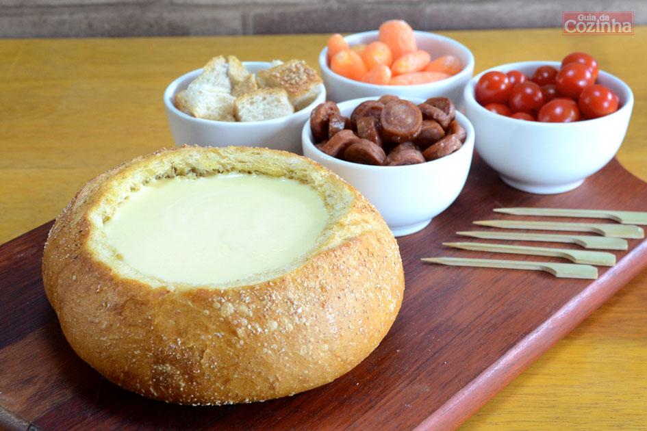Que tal aproveitar o friozinho e preparar esta receita incrível de fondue de queijo no pão italiano? Fica uma verdadeira delícia!