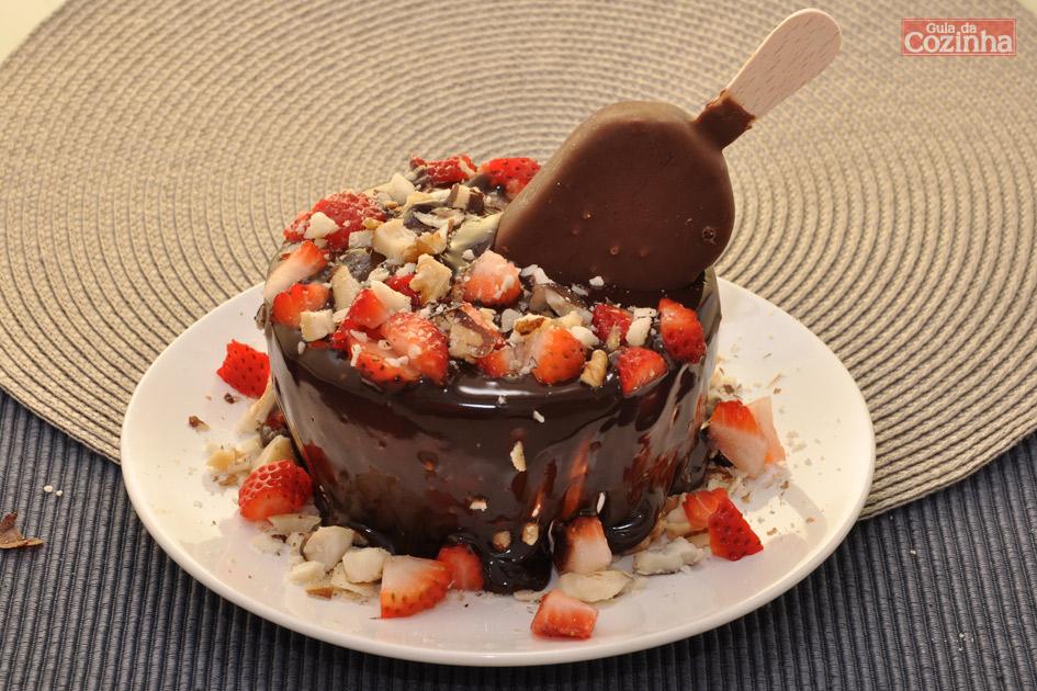 Confira o passo a passo completa da receita de grand gateau de chocolate, que além de delicioso, é muito prático e fácil de fazer, e todos vão adorar!