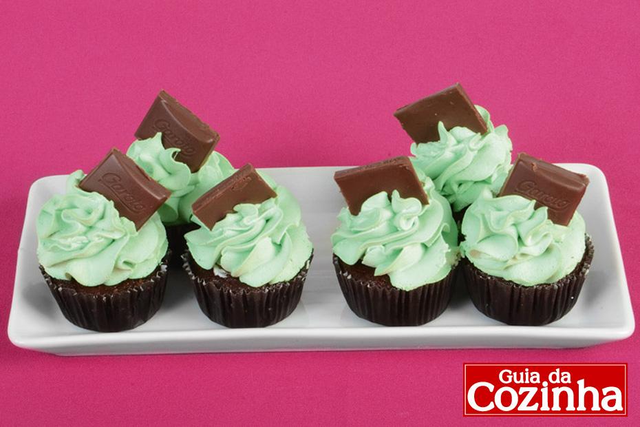 Que tal aprender a preparar o Minicupcakes de chocolate com limão, a receita é deliciosa e pode ser servida em aniversários e festas em geral!