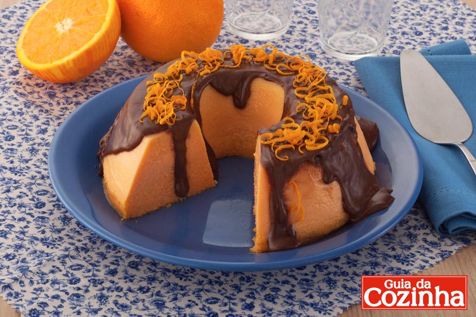 Confira agora mesmo esta receita deliciosa de Pudim de cenoura e laranja com calda de chocolate! É uma opção fácil e prática!