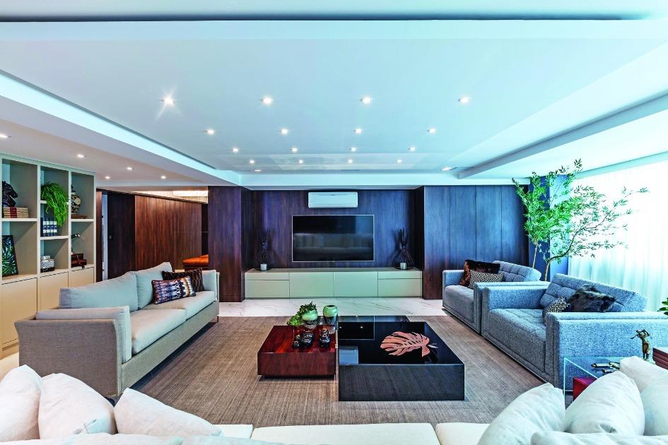 Esta sala de estar, decorada com objetos soltos, foi elaborada com o objetivo de criar um espaço amplo para os momentos de lazer dos moradores