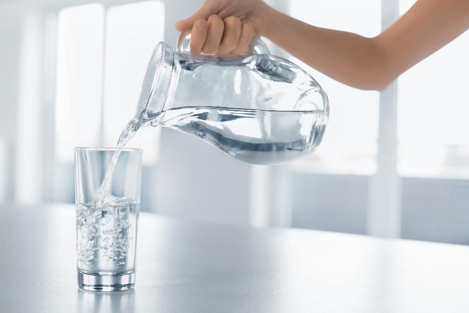 Água morna: além de hidratar, o líquido é capaz de acelerar o processo de emagrecimento 