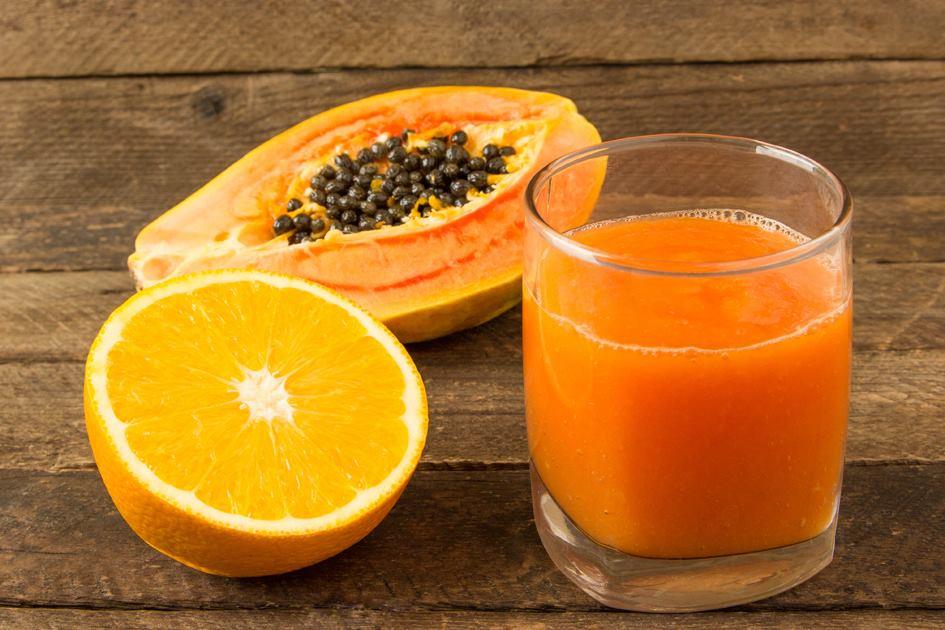 Suco de laranja, mamão, maçã e morango para começar o dia com uma dose extra de energia 