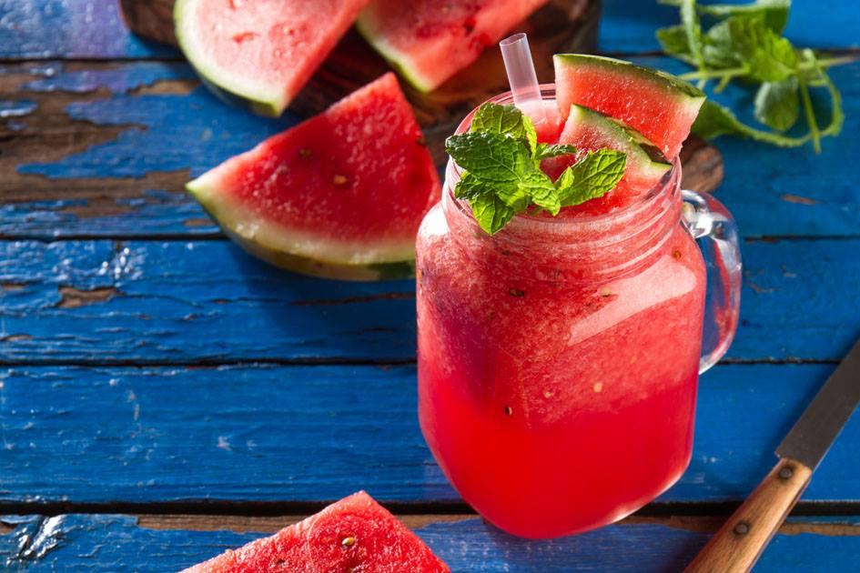 O suco de melancia com hortelã é um aliado na luta contra a imunidade baixa. Confira a receita superfácil desse suco refrescante!