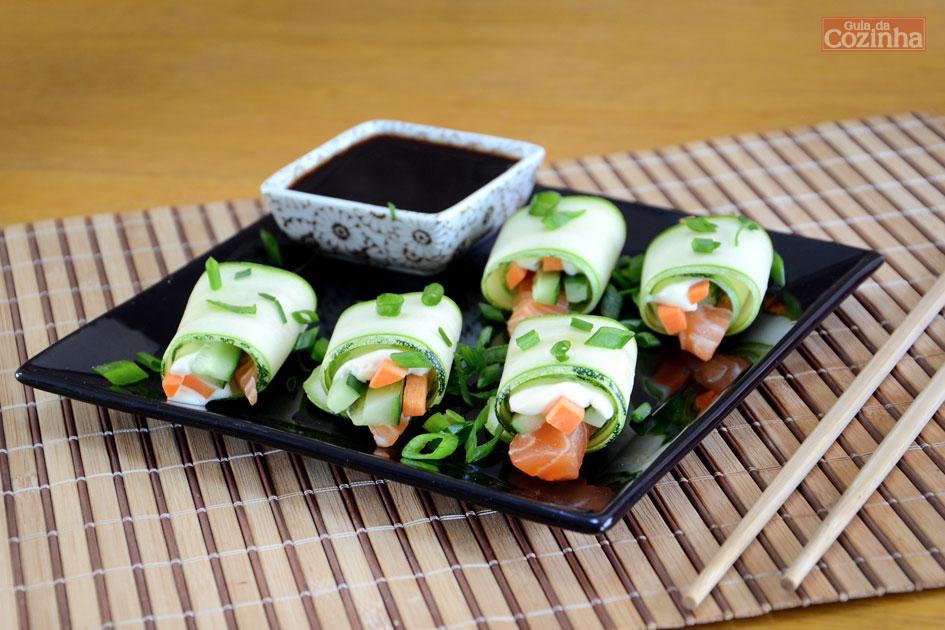 Confira um vídeo passo a passo desta receita diferente e deliciosa de sushi de abobrinha! Faça em casa e aproveite os elogios!