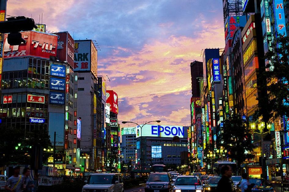 A capital do Japão é uma metrópole fascinante, onde o moderno e o antigo, se encontram e convivem em harmonia. Conheça 5 atrações de Tóquio.