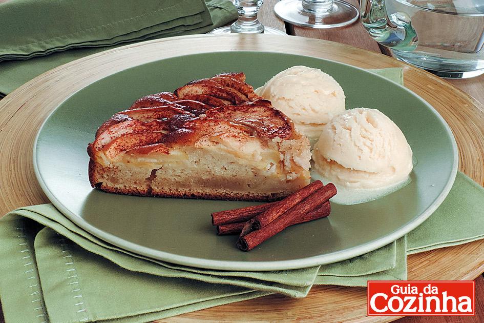 Torta de maçã e canela com sorvete é uma ótima opção de sobremesa, lanche da tarde ou para aquelas horas que você quer comer algo diferente. Experimente!