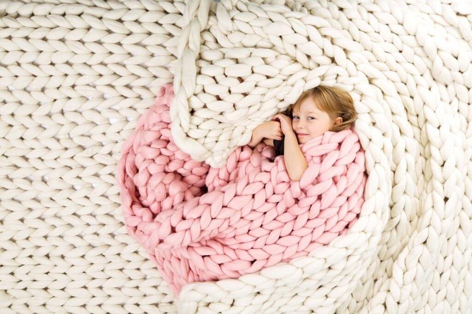 Quer ficar na moda e deixar seu lar lindo e muito mais aconchegante? Então aposte no tricô gigante para se aquecer nesse inverno!