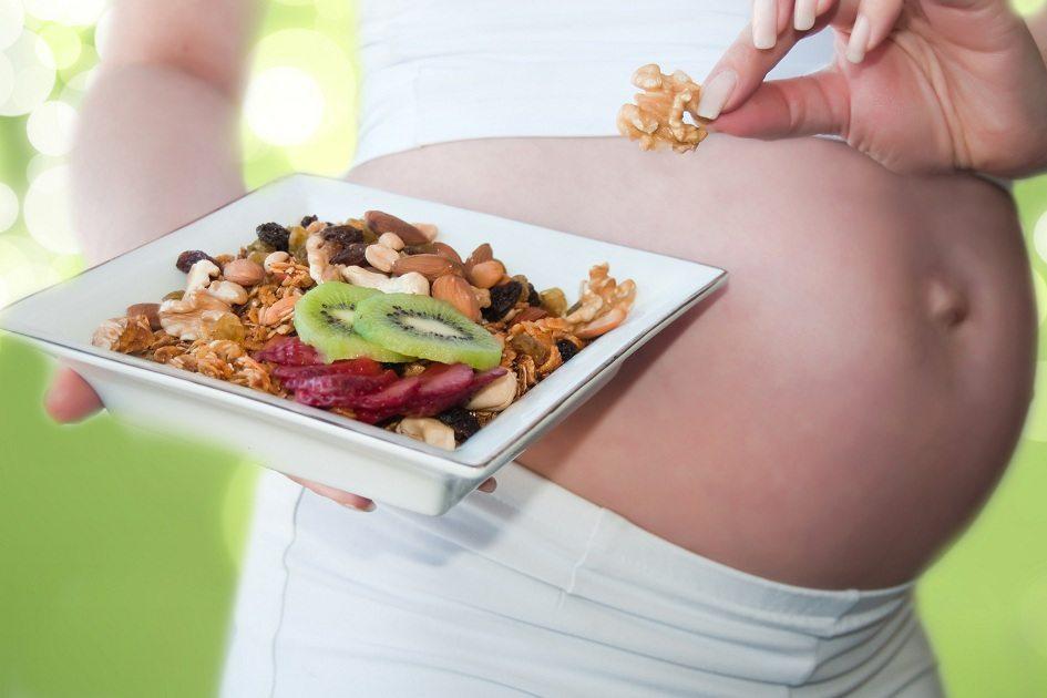 Descubra como a alimentação na gravidez pode influenciar a saúde do bebê 