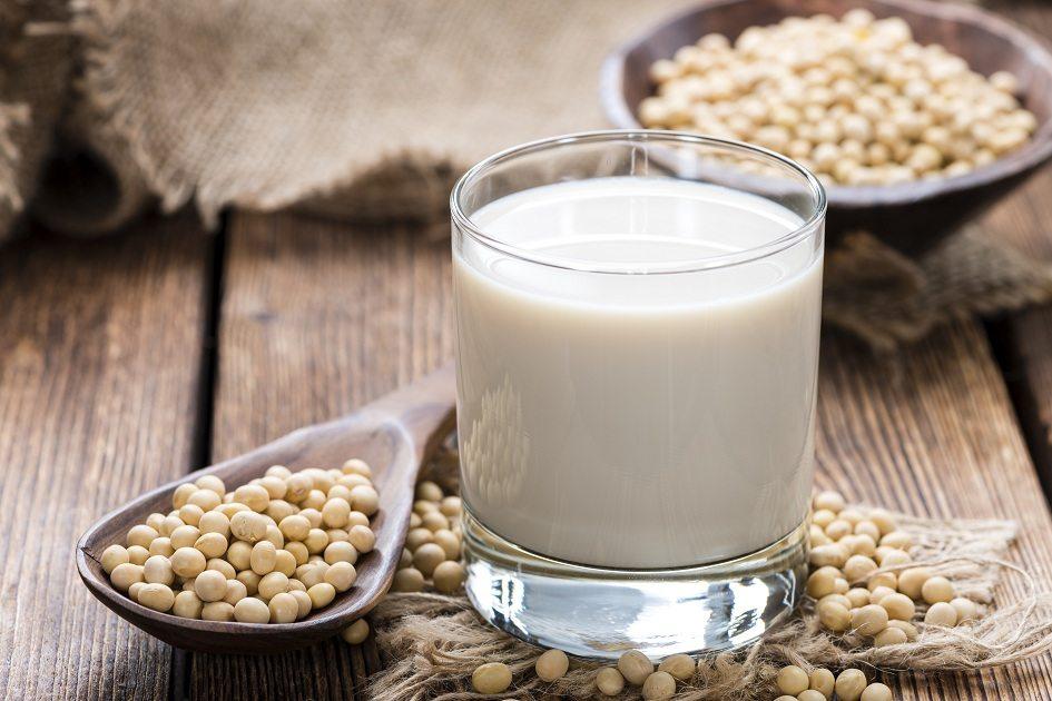 9 leites vegetais para você preparar em casa e fugir da lactose! 